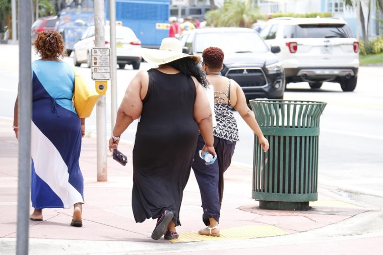 Un bărbat a murit asfixiat, după ce soţia obeză a căzut peste el și nu s-a putut ridica