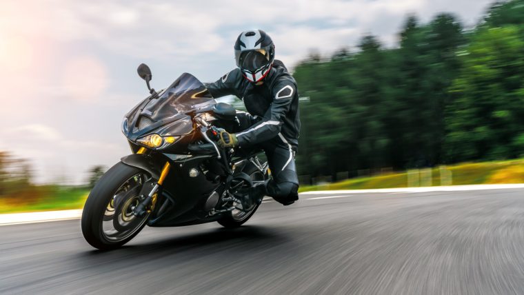 Argeș. Motociclistul avea viteză și n-a oprit la semnalul polițiștilor. Cât l-au costat faptele comise