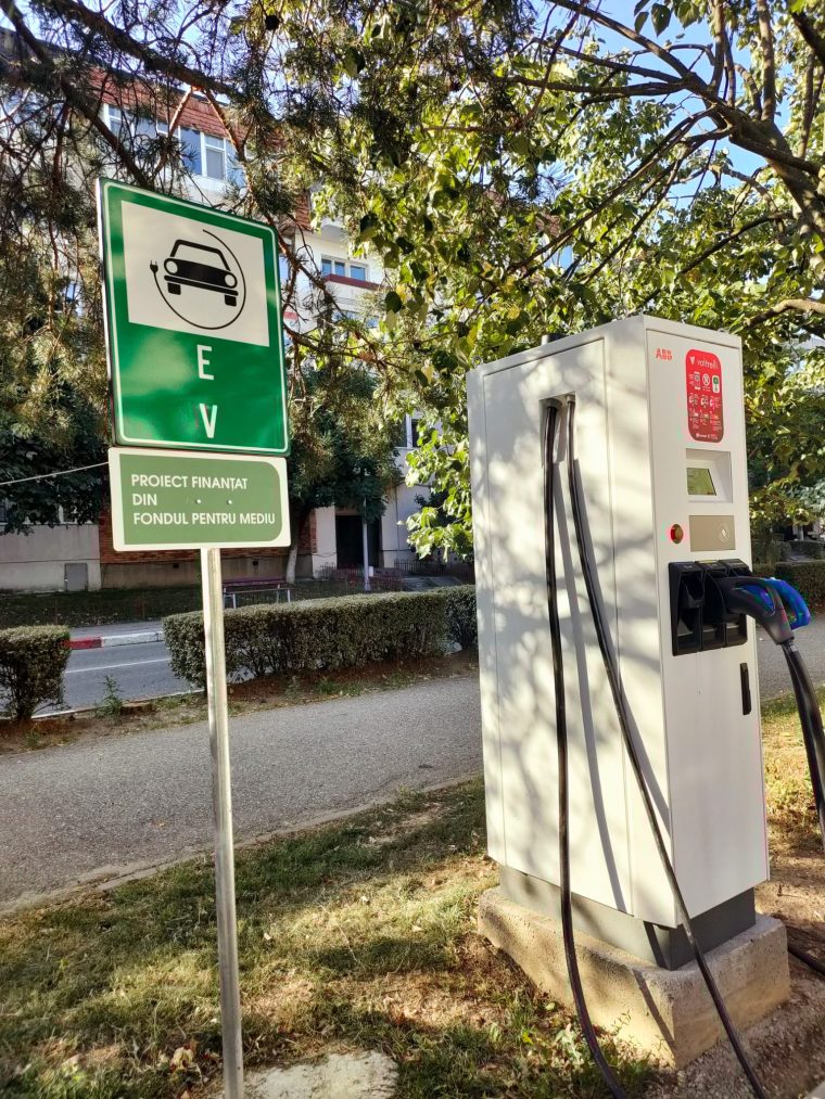 Mioveni. Zece staţii de încărcare a vehiculelor electrice, puse în funcţiune