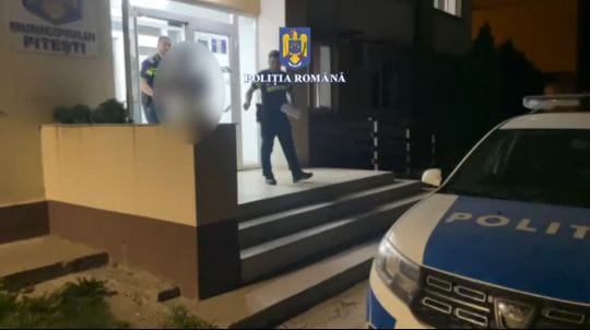 Video. A lovit cu cuțitul la Pitești, în plină stradă. Arestat preventiv