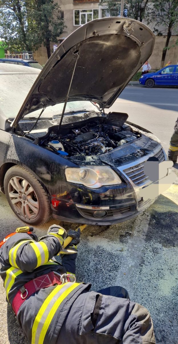 O mașină a luat foc la Pitești, pe bulevardul Libertății