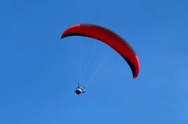 Un parapantist de 37 de ani a rămas agăţat de o stâncă în timpul zborului