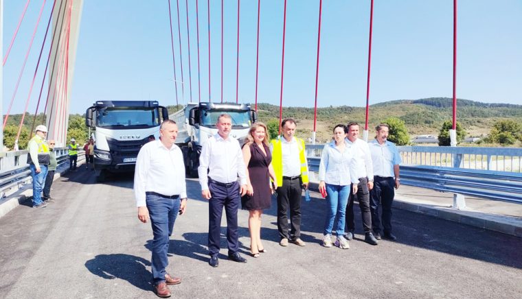 Specialiştii au testat podul peste râul Argeşel din Mioveni. Are cel mai mare arc parabolic din ţară