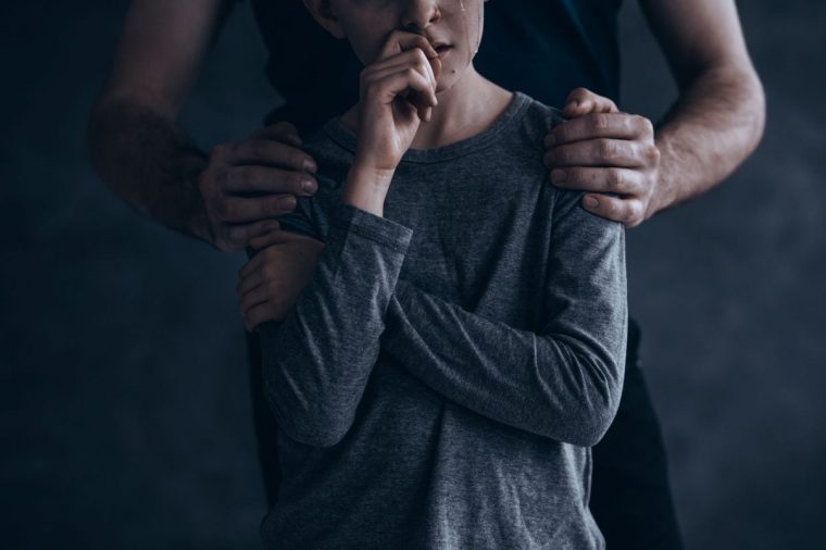 Un copil de 2 ani pus să cerșească pe TikTok, luat în grija statului