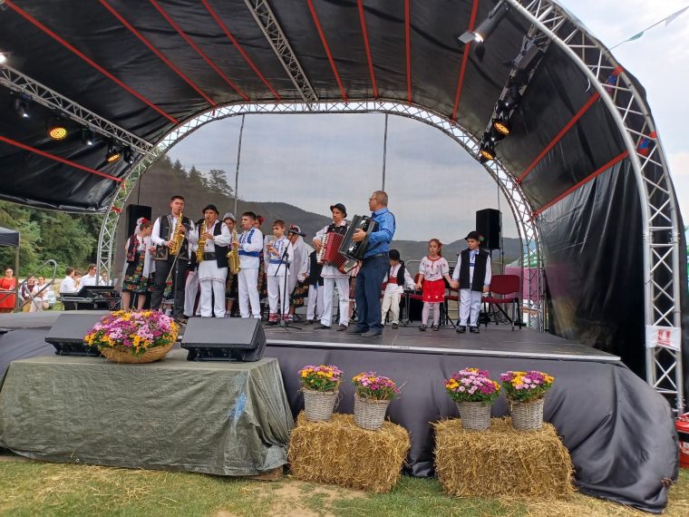 Festivalul „Tradiții argeșene” de la Corbeni cu minuni din „lada de zestre” românească