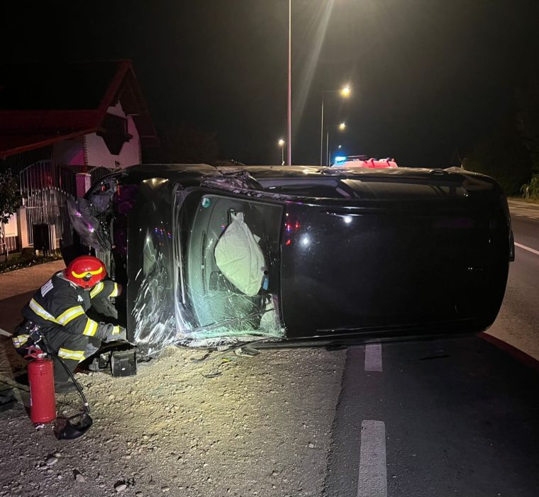 Mașină răsturnată în Topoloveni