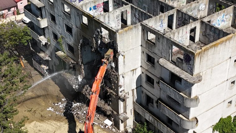 VIDEO. A început demolarea blocului G1 din cartierul Tudor Vladimirescu