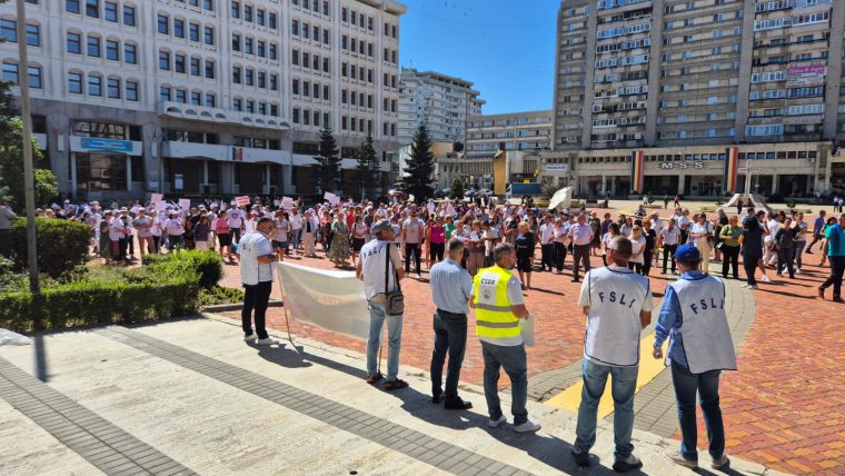 VIDEO. Protest în centrul Piteștiului. Sindicaliștii din Educație au ieșit în stradă