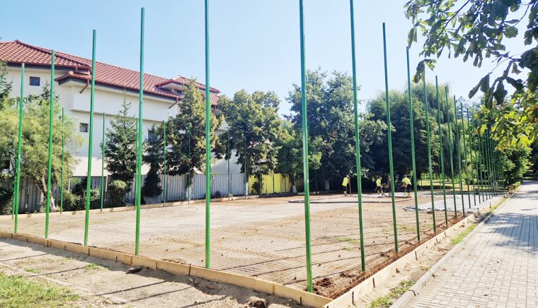 Terenul multisport din Parcul „Fântâna lui Manole”, în curs de amenajare