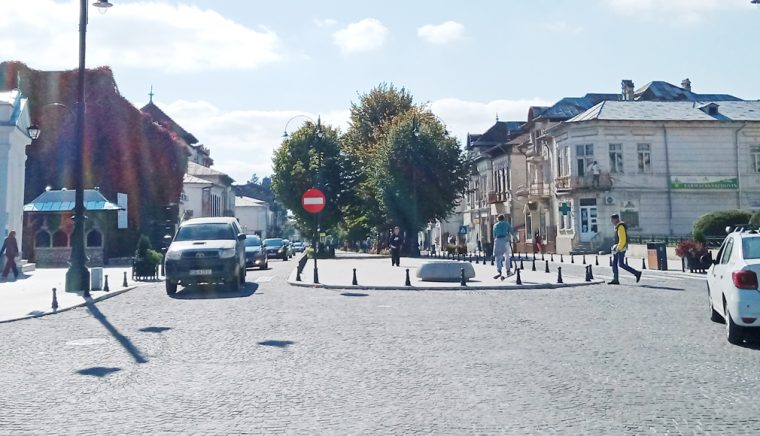 Nu se lasă! Contestatorul de serviciu al administrației câmpulungene vrea să scoată bolarzii de pe bulevard