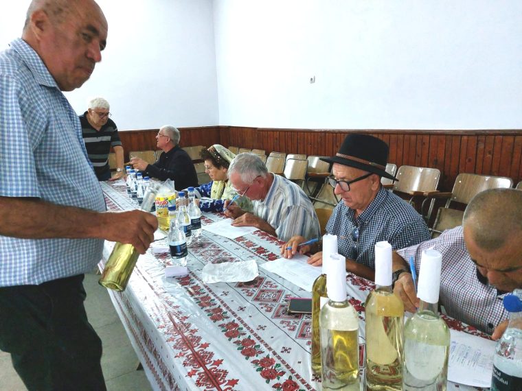 Concurs de degustare de țuică la Boțești
