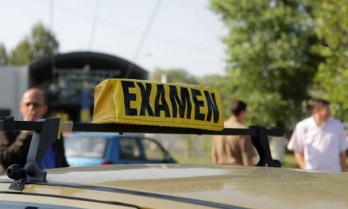 Un instructor auto a încercat să ofere  mită 500 de euro unui polițist examinator