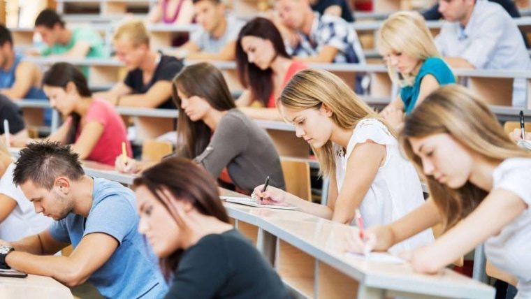 Mioveni. Ultimele locuri bugetate la masterat. Când începe înscrierea online