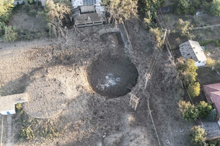 Imagini ale craterului perfect rotund lăsat de uriașa explozie de la Amara