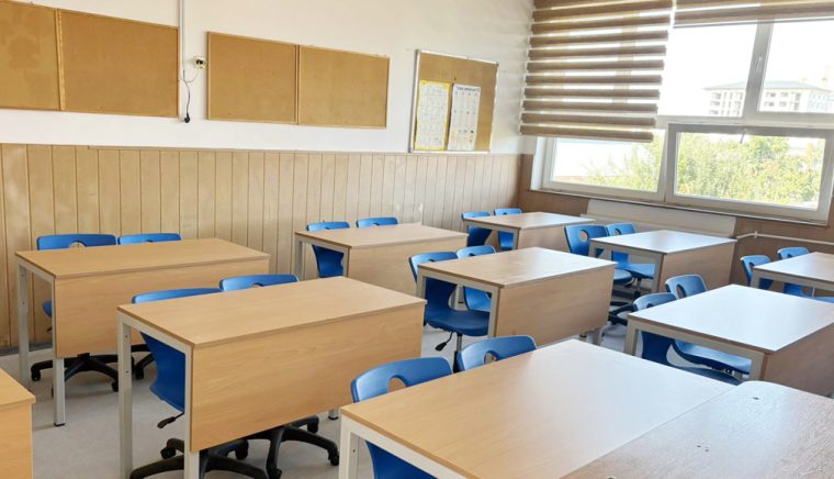 Investiţie în viitor. Unităţile de învăţământ din Topoloveni, dotate cu mobilier, echipamente IT, cărţi, materiale şcolare şi sportive
