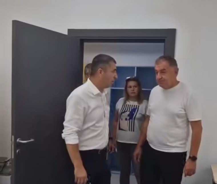 Părinții au pus umărul la treabă la Școala „Marin Preda”. Primarul Gentea: „Mobilizare ca aici n-am văzut”