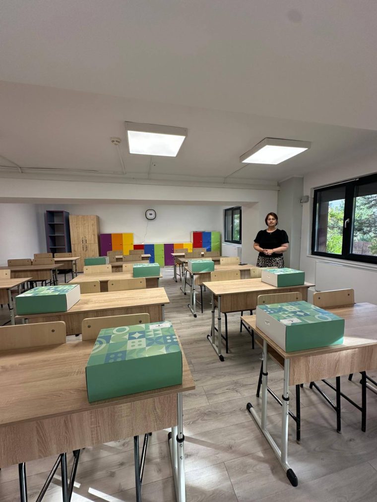 Mioveni. Ghiozdanele pentru copii au ajuns în clase