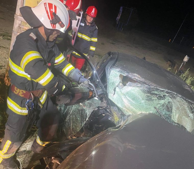 Accident în Argeș, la Bascov. Un bărbat, extras din mașina avariată
