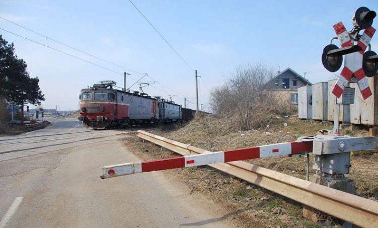 Pitești. Traversa calea ferată cu mașina când bariera cobora! Ce amendă a luat