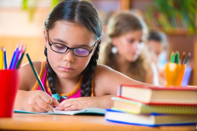 Uluitor! O fată de 9 ani a luat bacalaureatul în Franța