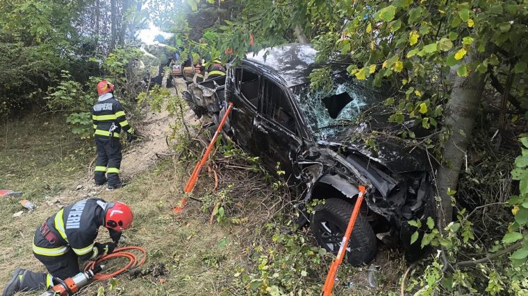 Video. Argeşean găsit mort în maşina izbită de un copac