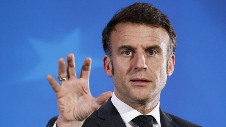 Proteste de amploare la Paris. Francezii sărăciți de Macron îi cer demisia