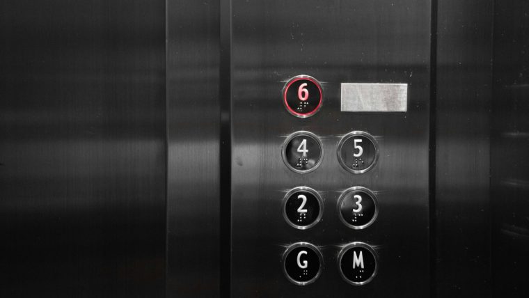 Un bărbat de 75 de ani a supraviețuit 4 zile blocat în lift