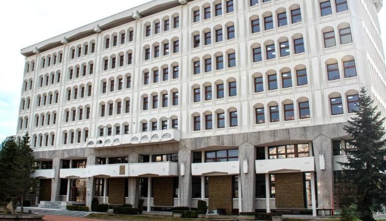 Un anume N. Marius ne trimite un drept la replică. Să fie N. Marius din staţia de maxi-taxi sau chiar vicele Nicolaescu de la Consiliul Judeţean?