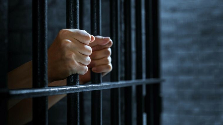 O româncă de 26 de ani s-a sinucis într-un penitenciar din Italia