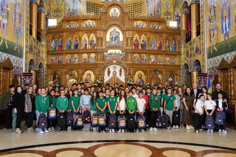 Campanie filantropică a Arhiepiscopiei Argeșului și Muscelului. 480 de copii au primit ghiozdane și rechizite