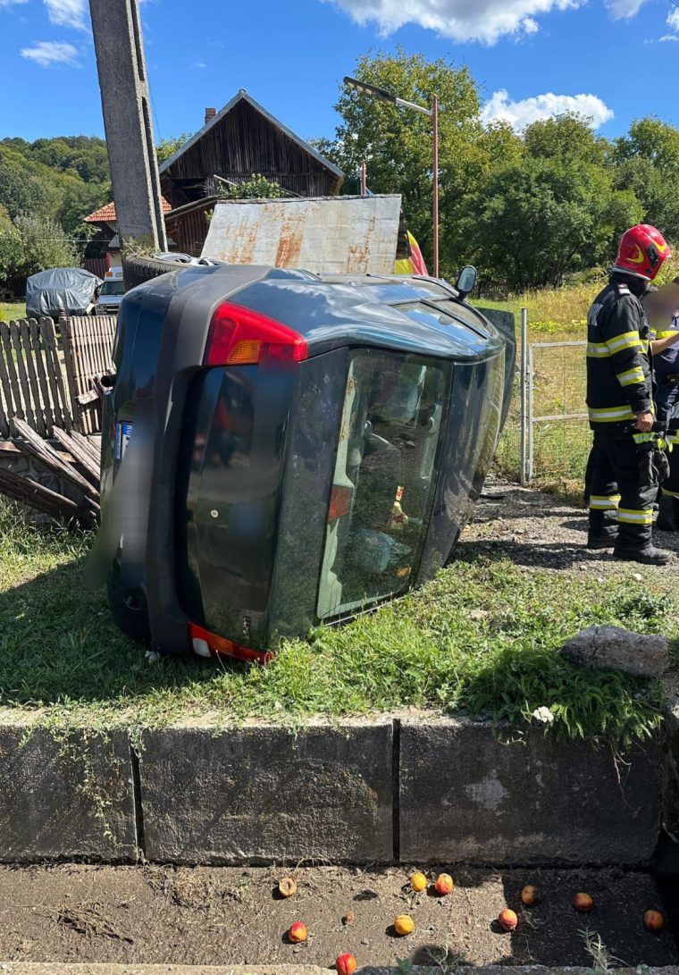 Accident în Argeș, la Mușătești. Două rănite, preluate de echipele medicale