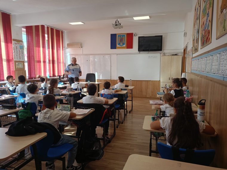 Polițiștii locali au reînceput orele de siguranță rutieră în școlile din Pitești