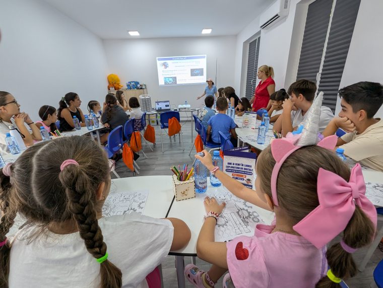 Exploratori digitali încă de la clasa I. 100 de copii din Argeș au învățat despre inteligența artificială, roboți și cum să se protejeze în online