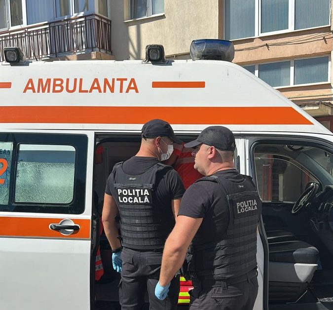 Apartament plin cu deșeuri și gândaci, în Pitești. Proprietarul a fost internat la Vedea