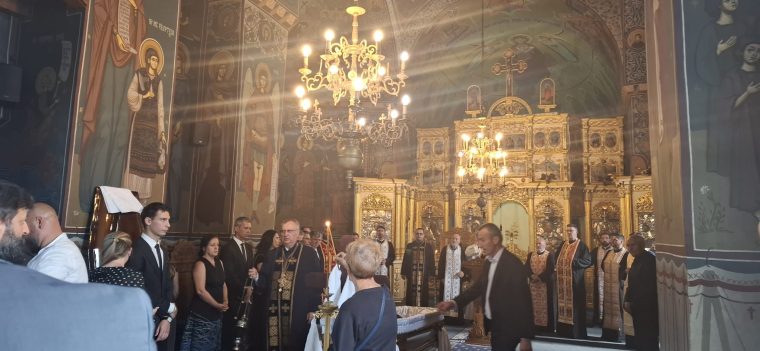 Slujbă cu mai mulți preoți la înmormântarea fostului rector Gheorghe Secară
