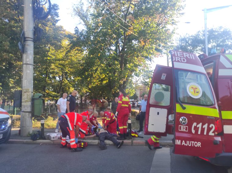Bărbat  resuscitat în fața Muzeului Județean