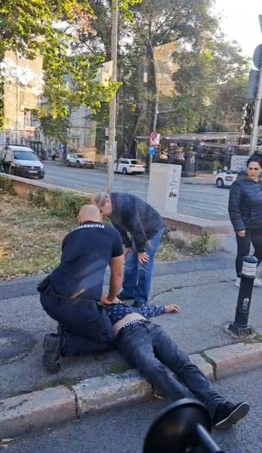 Video. S-a prăbușit în centrul Piteștiului. Un jandarm i-a sărit în ajutor