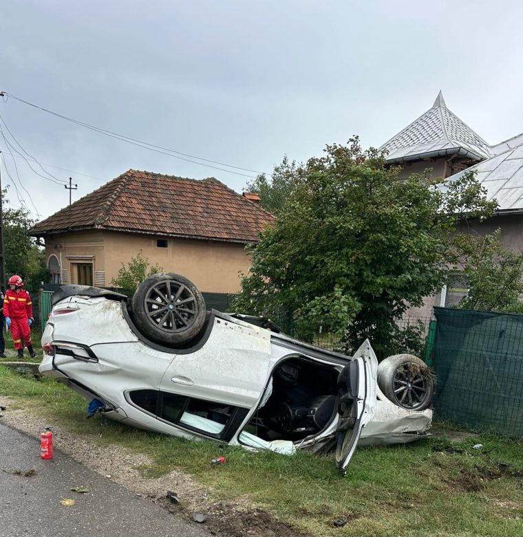 Mașină răsturnată în Argeș, la Bălilești. Un rănit, luat cu ambulanța