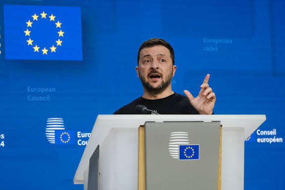 Zelenski anunţă salarii mai mari pentru profesori şi burse pentru studenţi