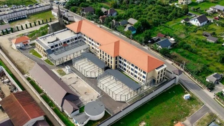 România inaugurează primul penitenciar cu biblioteci și sală de spectacole