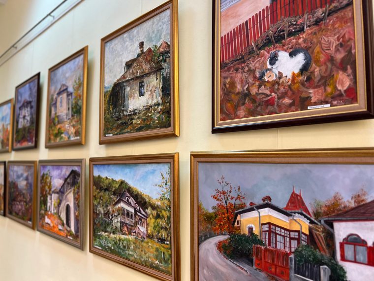 „Câmpulung prin culorile anotimpurilor”, expoziție la Biblioteca Județeană