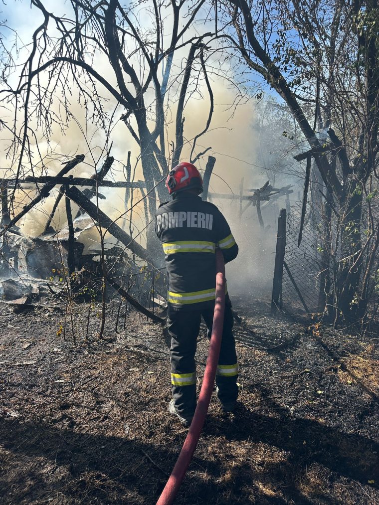 Pompierii argeșeni au stins 14 incendii la finalul săptămânii trecute