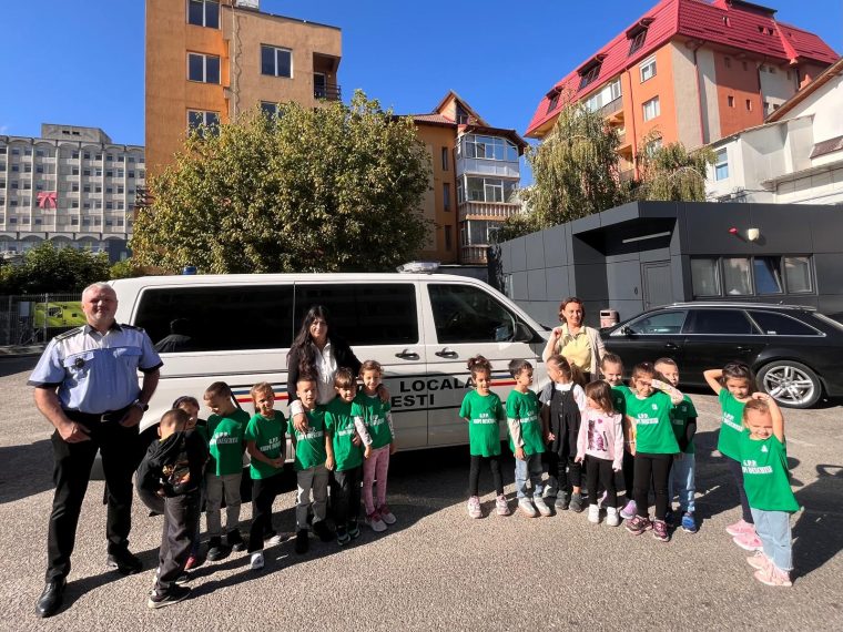 Pitești. Copiii de la „grădi”, în vizită la Poliția Locală