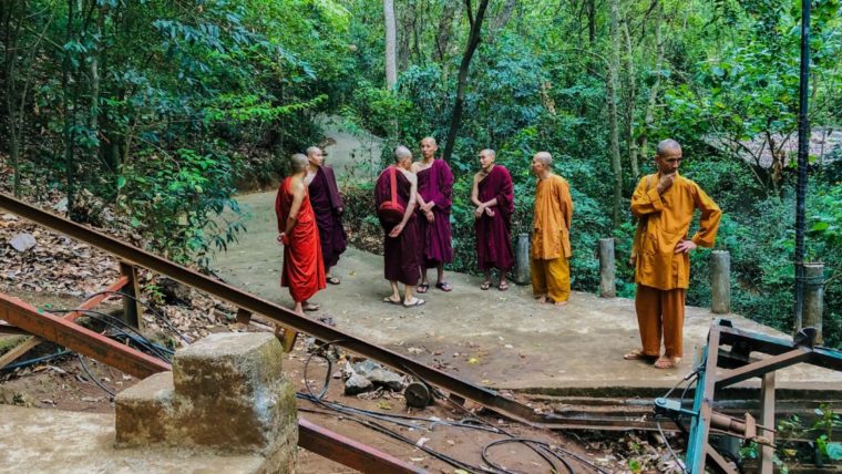 Un român a murit într-un accident de funicular în Sri Lanka, alături de alți șase călugări