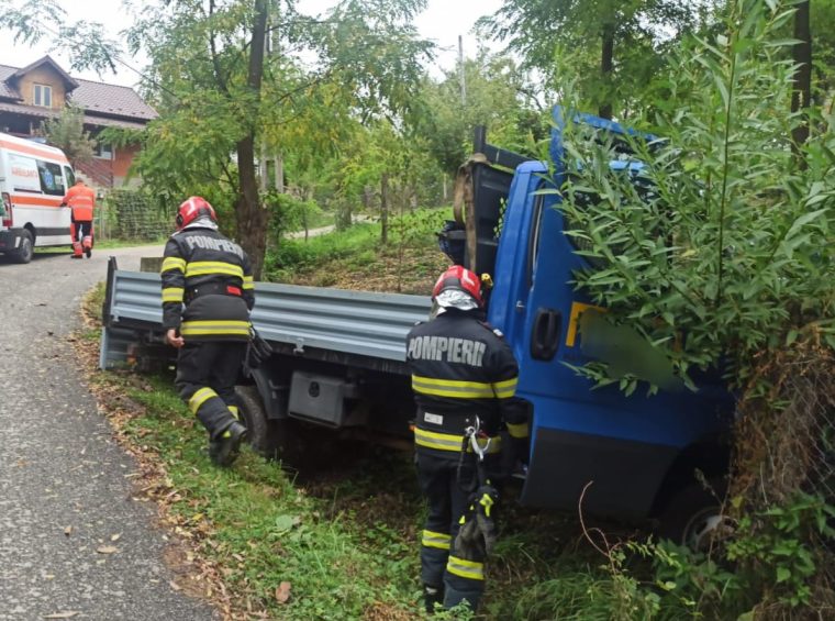 Argeș. Mașină răsturnată. A intervenit ambulanța