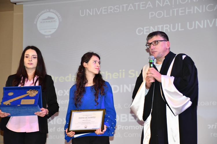 Pitești. Emoții la deschiderea noului an universitar. Cheia succesului, predată unei „boboace” admise cu nota 10