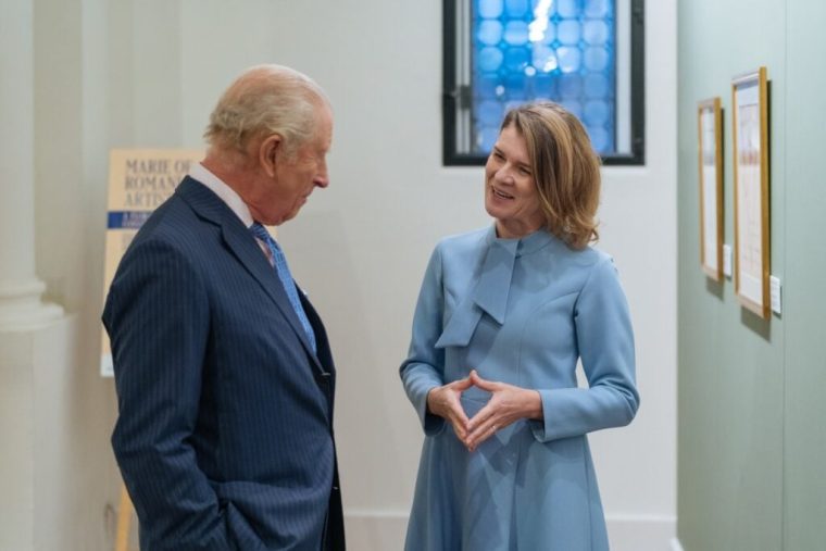 Regele Charles a vizitat o expoziție a Institutului Cultural Român la Londra dedicată picturilor Reginei Maria