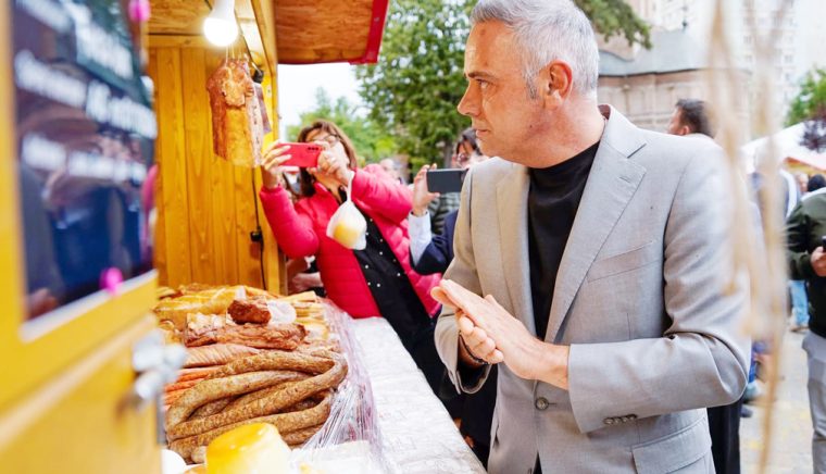 Înainte de Toamna Piteşteană, ministrul Agriculturii a fost ademenit la o chermeză pe malul lacului Budeasa