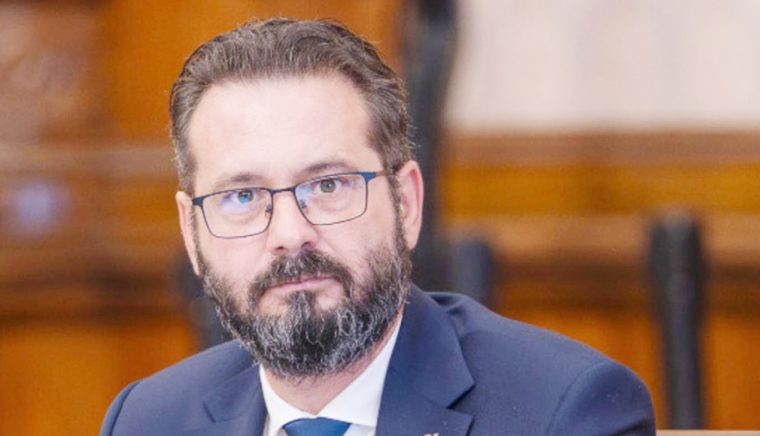 Mihai Coteţ a votat un proiect de lege care va schimba sistemul medical. „Devine mai transparent, mai orientat spre prevenţie”