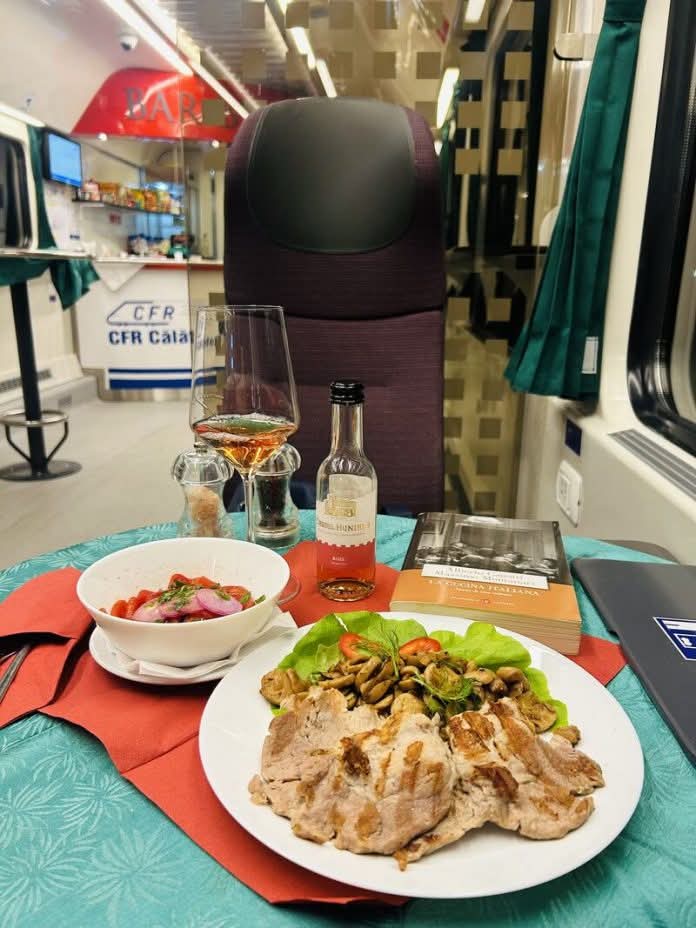 Cât costă o friptură și o bere în vagonul bar-bistro CFR?